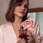 Marta Żmuda-Trzebiatowska Instagram - [współpraca reklamowa z Bugatti] Dojrzałość to taki stan, w którym jesteś z sobą pogodzona: życzliwiej patrzysz na swoje wady, przymykasz oko na to co niedoskonałe, z poczuciem humoru i czułością mówisz o porażkach, potknięciach i błędach, a każda nowa zmarszczka jest historią, którą odciska ci na twarzy życie. Nie jest powodem do niepokoju, raczej dyskretnie przypomina o upływającym czasie i o tym ile w życiu udało ci się zrobić, doświadczyć, osiągnąć … Mój życiowy bilans jest raczej na plus, więcej w nim momentów i chwil wartych zapamiętania. Czy wasze wspomnienia też pachną? Moje szczęśliwe chwile to zapach konwalii, brzoskwini, truskawki, mandarynki… Lubię wracać do tych woni, znalazłam je zamknięte w eleganckim flakoniku od Bugatti. #bugatti #belladonna #bugattifragrances #rossmannpl