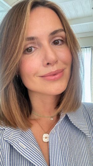 Marta Żmuda-Trzebiatowska Instagram - Niektórzy z was wyjechali na tzw. długi weekend, a ja biegnę dziś na spotkanie…

#comecheckthis #makeup #wygodnie #niezapomnij #usmiechtopodstawa