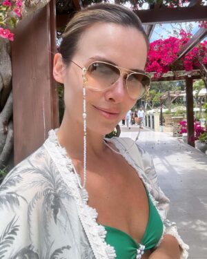 Marta Żmuda-Trzebiatowska Instagram - Moja Majówka ciut się przedłużyła w tym roku 🌸☀️🧘🏻‍♀️🍉🌴, stąd moje milczenie tu. Kiedy się relaksuję telefon idzie „w kąt”. Umiecie tak? 😉

 Najwyższa pora wracać do pracy! 
@agencja_bumerang melduję się gotowa do działania ☄️💥

#pocztowkazwakacji