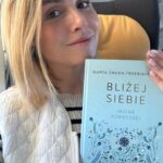 Marta Żmuda-Trzebiatowska Instagram - Jadę z moją książką na spotkanie, na którym będziemy rozmawiać o dojrzewaniu, o dojrzałości, o zmianach i odwadze… Dziękuję, że dzielicie się ze mną swoimi historiami po przeczytaniu tego co w niej napisałam, noszę je w sercu i tak bardzo się cieszę, że dzięki tej książce czujecie się zrozumiane, wysłuchane, że poprzez magię słów, możemy być BLIŻEJ SIEBIE 💞 @vitaevalorfilmfestival @wydawnictwomando #autopromocja