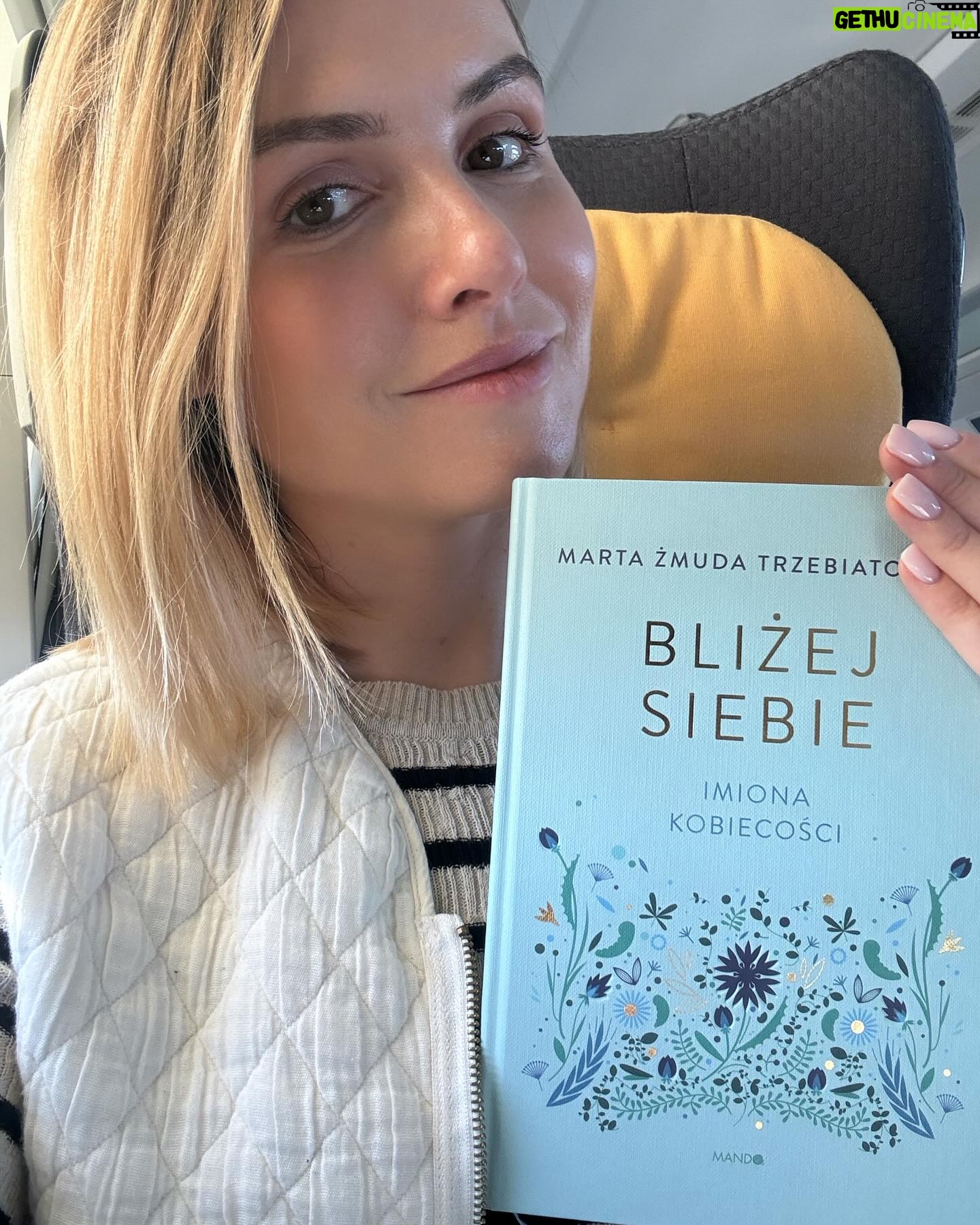 Marta Żmuda-Trzebiatowska Instagram - Jadę z moją książką na spotkanie, na którym będziemy rozmawiać o dojrzewaniu, o dojrzałości, o zmianach i odwadze… Dziękuję, że dzielicie się ze mną swoimi historiami po przeczytaniu tego co w niej napisałam, noszę je w sercu i tak bardzo się cieszę, że dzięki tej książce czujecie się zrozumiane, wysłuchane, że poprzez magię słów, możemy być BLIŻEJ SIEBIE 💞 @vitaevalorfilmfestival @wydawnictwomando #autopromocja