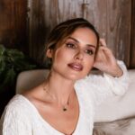 Marta Żmuda-Trzebiatowska Instagram - No to przygotowania do świąt czas start… Na pierwszy ogień poszły choinka i pierniki, dziś zamykam działania fabryki św. Mikołaja i porządki, a od jutra wielkie GOTOWANIE 🎄🎅🏼🎁👩🏻‍🍳🧅🧄🥟 Grunt to pozytywne nastawienie, a wszystko pójdzie jak po maśle. Cały czas powtarzam: nie stracić radości z tego wspaniałego czasu wyczekiwania na wspólne świętowanie. Nie stracić z oczu tego CO WAŻNE ❤️ Jak się macie w tym zabieganym czasie? Co pozwala wam nie zwariować? 😉🤣 fot. @eliza_stegienka