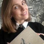Marta Żmuda-Trzebiatowska Instagram – Czy prowadzicie kalendarz? 
Większość przerzuciła się już na te w wersji cyfrowej, a ja wciąż kocham te analogowe. 
W ogóle – sklep papierniczy od dziecka był moim ukochanym! Papier do pisania listów, pióro, piękny notes czy kalendarz… 
Eh, czasami myślę, że jestem z „epoki kamienia łupanego” 😂😅🪐🦕🦖