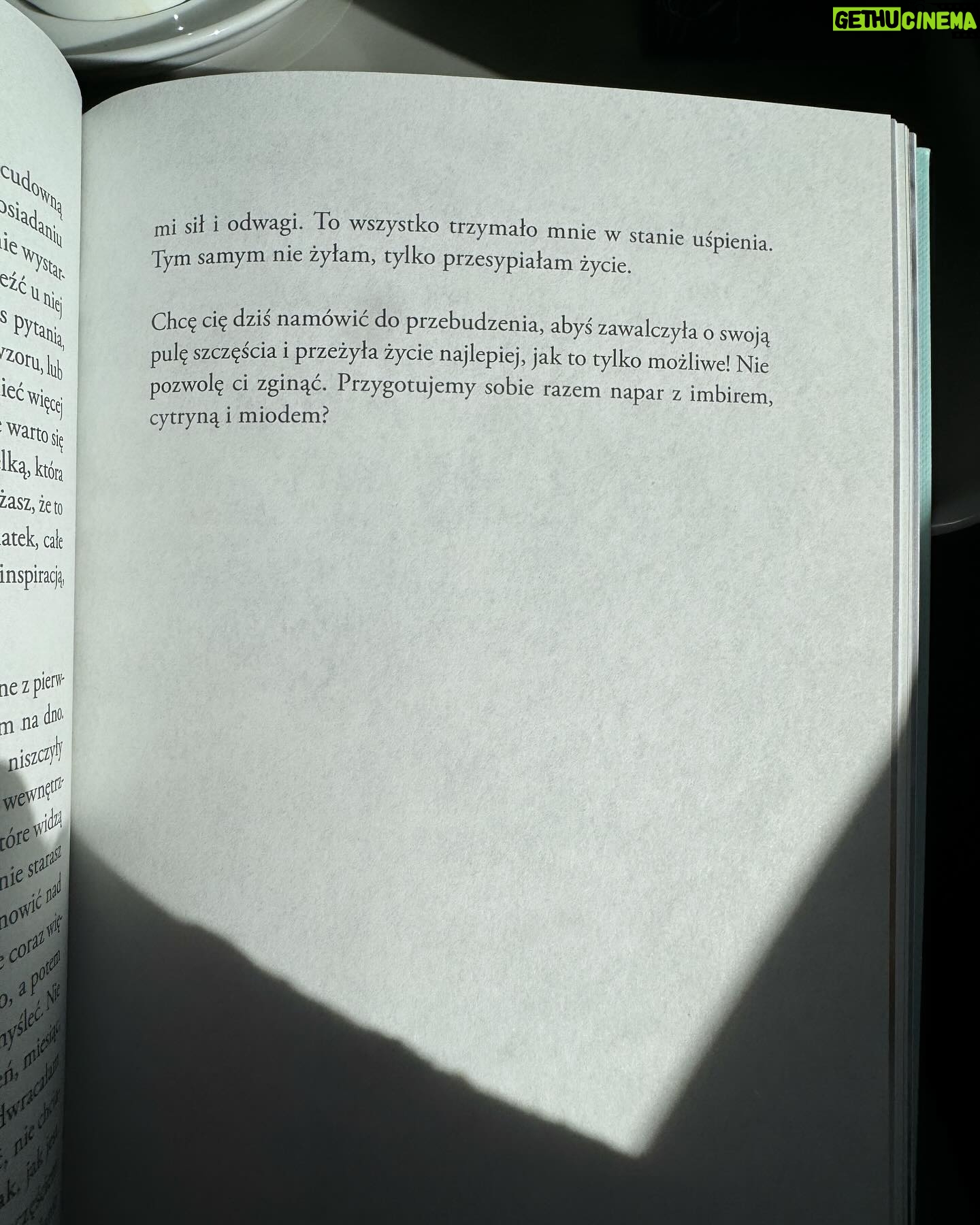 Marta Żmuda-Trzebiatowska Instagram - Jadę z moją książką na spotkanie, na którym będziemy rozmawiać o dojrzewaniu, o dojrzałości, o zmianach i odwadze… Dziękuję, że dzielicie się ze mną swoimi historiami po przeczytaniu tego co w niej napisałam, noszę je w sercu i tak bardzo się cieszę, że dzięki tej książce czujecie się zrozumiane, wysłuchane, że poprzez magię słów, możemy być BLIŻEJ SIEBIE 💞 @vitaevalorfilmfestival @wydawnictwomando #autopromocja