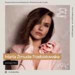 Marta Żmuda-Trzebiatowska Instagram – Marta Żmuda Trzebiatowska @mzmudatrzebiatowskaofficial to kolejna prelegentka, która dołączyła do naszego wydarzenia w tym roku i po raz pierwszy wystąpi w roli mówczyni See Bloggers Łódź! 🎉 Powitajcie ją ciepło w komentarzach 🧡

Mamy jeszcze jedną niespodziankę, która z pewnością Was ucieszy, ponieważ…. PRZEDŁUŻAMY ZAPISY! 🔥

W związku z tym, że wielu z Was dziś przekazało informację o rejestracjach swoim odbiorcom, chcielibyśmy dać im szansę na wysyłanie zgłoszeń, dlatego ostateczny termin zamknięcia formularzy zgłoszeniowych przesuwamy na PONIEDZIAŁEK, godzinę 23:59! 😎

Zanim się zarejestrujecie i zawalczycie o bilet na festiwal oraz szansę na udział w wystąpieniu m.in. dzisiejszej prelegentki, poznajcie ją nieco lepiej:

Marta Żmuda Trzebiatowska – jest absolwentką warszawskiej Akademii Teatralnej, aktorką teatralną, filmową, dubbingową i telewizyjną, chętnie występuje też w Teatrze Polskiego Radia i czyta audiobooki. 

Jej najbliższe sercu role filmowe to Ania w „Nie kłam, kochanie”, Klara w „Ślubach panieńskich”, Jakubcowa w „Mowie ptaków” i Ada w „Bejbis”. Praca jest jej pasją. Laureatka Telekamery, Nagrody Arete, nominowana do Orłów. 

Prywatnie szczęśliwa i spełniona żona, mama dwójki dzieci. W wolnych chwilach uwielbia dobrą lekturę, aromatyczną kawę i… aerialjogę. 

W 2023 zadebiutowała jako autorka. „Bliżej siebie. Imiona kobiecości” to jej pierwsza książka o podróży w głąb siebie i ważnych kobietach, które odgrywają istotną rolę w tym procesie. 

Sama prowadzi swoje social media, bo w życiu i w pracy zależy jej na autentyczności i ważne są dla niej relacje z ludźmi. 

Po raz pierwszy na See Bloggers.

✨ Autorka fotografii: Eliza Stegienka @eliza_stegienka ✨

#SeeBloggers @KochamLodz @LodzkieCentrumWydarzen
 ·
 ·
 · 
 ·
 ·
#LodzkieCentrumWydarzen #LCW #LodzKreuje #KochamLodz #Lodz #Łódź #MiastoLodz #MiastoŁódź #SeeBloggersLodz #SeeBloggersŁódź #SeeBloggersLodz2024 #SeeBloggersŁódź2024 #martazmudatrzebiatowska #martażmudatrzebiatowska #zmudatrzebiatowska #żmudatrzebiatowska
