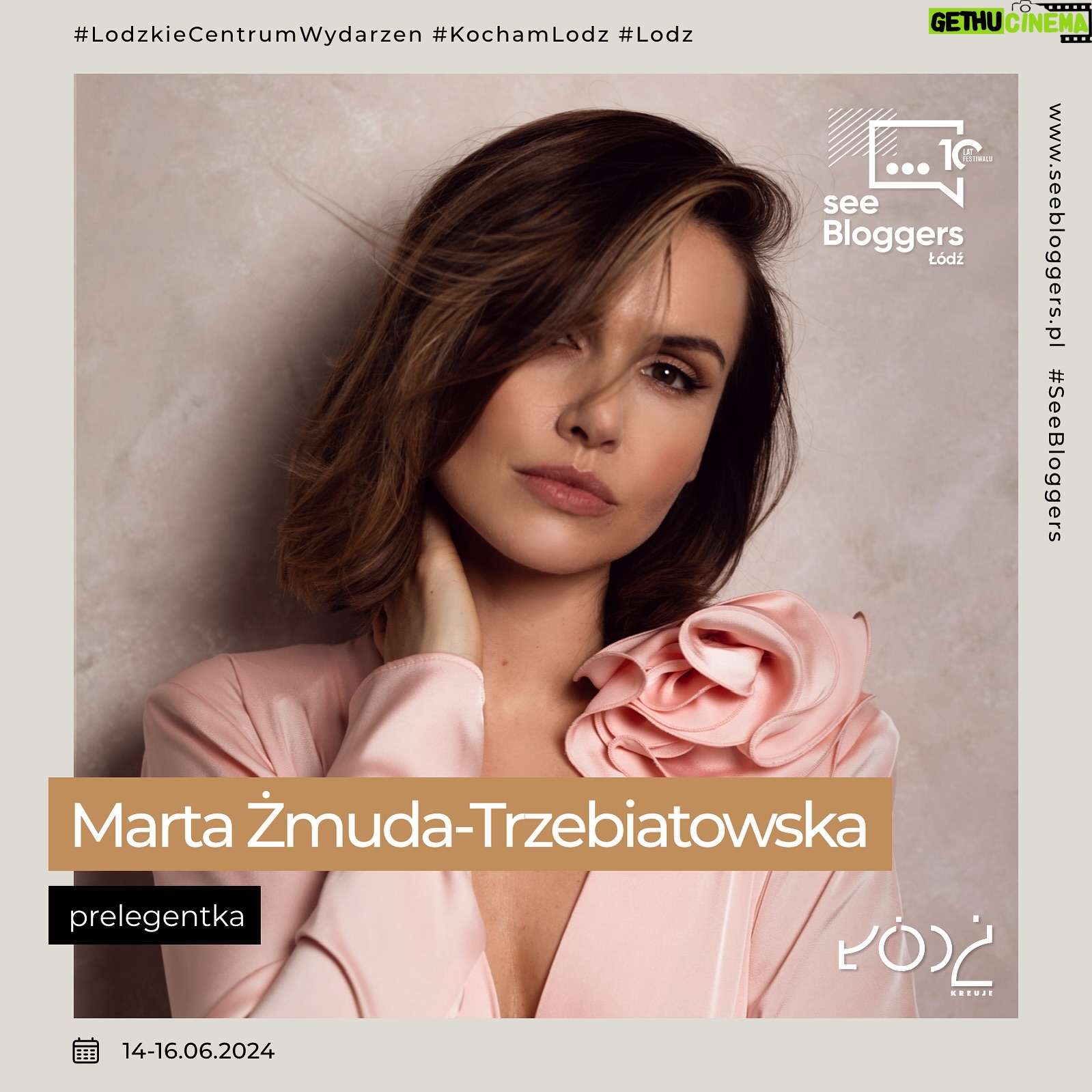 Marta Żmuda-Trzebiatowska Instagram - Marta Żmuda Trzebiatowska @mzmudatrzebiatowskaofficial to kolejna prelegentka, która dołączyła do naszego wydarzenia w tym roku i po raz pierwszy wystąpi w roli mówczyni See Bloggers Łódź! 🎉 Powitajcie ją ciepło w komentarzach 🧡 Mamy jeszcze jedną niespodziankę, która z pewnością Was ucieszy, ponieważ…. PRZEDŁUŻAMY ZAPISY! 🔥 W związku z tym, że wielu z Was dziś przekazało informację o rejestracjach swoim odbiorcom, chcielibyśmy dać im szansę na wysyłanie zgłoszeń, dlatego ostateczny termin zamknięcia formularzy zgłoszeniowych przesuwamy na PONIEDZIAŁEK, godzinę 23:59! 😎 Zanim się zarejestrujecie i zawalczycie o bilet na festiwal oraz szansę na udział w wystąpieniu m.in. dzisiejszej prelegentki, poznajcie ją nieco lepiej: Marta Żmuda Trzebiatowska – jest absolwentką warszawskiej Akademii Teatralnej, aktorką teatralną, filmową, dubbingową i telewizyjną, chętnie występuje też w Teatrze Polskiego Radia i czyta audiobooki. Jej najbliższe sercu role filmowe to Ania w „Nie kłam, kochanie”, Klara w „Ślubach panieńskich”, Jakubcowa w „Mowie ptaków” i Ada w „Bejbis”. Praca jest jej pasją. Laureatka Telekamery, Nagrody Arete, nominowana do Orłów. Prywatnie szczęśliwa i spełniona żona, mama dwójki dzieci. W wolnych chwilach uwielbia dobrą lekturę, aromatyczną kawę i… aerialjogę. W 2023 zadebiutowała jako autorka. „Bliżej siebie. Imiona kobiecości” to jej pierwsza książka o podróży w głąb siebie i ważnych kobietach, które odgrywają istotną rolę w tym procesie. Sama prowadzi swoje social media, bo w życiu i w pracy zależy jej na autentyczności i ważne są dla niej relacje z ludźmi. Po raz pierwszy na See Bloggers. ✨ Autorka fotografii: Eliza Stegienka @eliza_stegienka ✨ #SeeBloggers @KochamLodz @LodzkieCentrumWydarzen · · · · · #LodzkieCentrumWydarzen #LCW #LodzKreuje #KochamLodz #Lodz #Łódź #MiastoLodz #MiastoŁódź #SeeBloggersLodz #SeeBloggersŁódź #SeeBloggersLodz2024 #SeeBloggersŁódź2024 #martazmudatrzebiatowska #martażmudatrzebiatowska #zmudatrzebiatowska #żmudatrzebiatowska