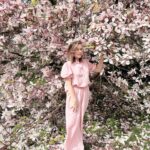 Marta Żmuda-Trzebiatowska Instagram - To samo drzewo, inny dzień i stylizacja 🌸🌸🌸 To miejsce jest tak obłędne, że postanowiliśmy powtórzyć sesję i dobrać odpowiedni outfit 🤪 🌸 Czy dziś tradycji stało się zadość i zostaliście obficie polani 💦 ???