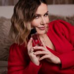 Marta Żmuda-Trzebiatowska Instagram - [współpraca reklamowa z Bugatti] Chemia miłości - intrygujący zapach zamknięty w eleganckim flakoniku. Czasem delikatnie prowokuje, czasem zniewala, przyciąga spojrzenia, nie daje zapomnieć… To bez wątpienia jeden z afrodyzjaków. Już niebawem Walentynki, święto zakochanych. Każda okazja jest dobra by celebrować miłość! ❤ #Bugatti #Eleganza #BugattiFragrances