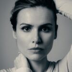 Marta Żmuda-Trzebiatowska Instagram - I znowu nie mogę się zdecydować - w kolorze czy czarno-białe, w obiektywie @eliza_stegienka 💫 Nowa sesja do aktorskiego cv @agencja_bumerang