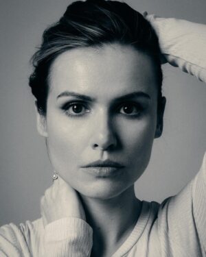 Marta Żmuda-Trzebiatowska Instagram - I znowu nie mogę się zdecydować - w kolorze czy czarno-białe, w obiektywie @eliza_stegienka 💫

Nowa sesja do aktorskiego cv 
@agencja_bumerang