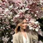 Marta Żmuda-Trzebiatowska Instagram - Życzę Wam spokoju, który przytuli wszelkie zmartwienia i troski; zaufania, które pokonuje lęk i miłości, która jest potęgą i potrafi przenosić góry 🌸🌸🌸 Zdrowych, pięknych Świąt 🌸