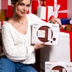 Marta Żmuda-Trzebiatowska Instagram - [współpraca reklamowa z @eauthermaleavenepoland] Kochany Święty Mikołaju, mam na imię Marta. Wiem, że spełniasz marzenia dużych i małych na całym świecie, a ja w tym roku byłam bardzo grzeczna, pracowita i starałam się ze wszystkich sił zmieniać świat na lepszy, więc zasłużyłam na prezent od ciebie… Gotowi z pomysłami na świąteczne podarki? A może dobrej jakości dermokosmetyki? Mnie taki upominek by ucieszył, bo do pielęgnacji skóry przywiązuję zawsze dużo uwagi. A kosmetyków nigdy za wiele! Marka Avène cieszy się moim zaufaniem już od lat, więc rekomenduję wam zestawy z gamy HYALURON ACTIV B3. Całą serię wyróżniają: świetne składy (składniki aktywne m.in. niacynamid czy kwas hialuronowy), kremowa, aksamitna konsystencja i skuteczność działania. Zestawy świąteczne Avène nadadzą skórze naturalnego blasku, wzmocnią jej strukturę i poprawią jędrność. Dodatkowo teraz do złapania w atrakcyjnej cenie. Nie ma na co czekać Mikołaje, tylko pakować do worka 🎅🏼🎁🎄 #współpracareklamowa #avene #AveneNaŚwięta #PonadczasowaPielęgnacja #hyaluronactivb3
