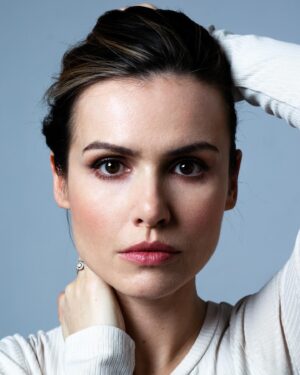 Marta Żmuda-Trzebiatowska Instagram - I znowu nie mogę się zdecydować - w kolorze czy czarno-białe, w obiektywie @eliza_stegienka 💫

Nowa sesja do aktorskiego cv 
@agencja_bumerang