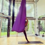 Marta Żmuda-Trzebiatowska Instagram - Wczoraj spróbowałam czegoś niesamowitego 🧘🏼‍♀️🌸 Nigdy nie jest za późno by znaleźć swoją pasję, by spełniać marzenia, by uczyć się czegoś nowego. #aerialjoga