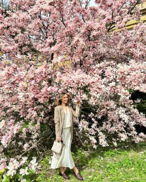 Marta Żmuda-Trzebiatowska Instagram - Życzę Wam spokoju, który przytuli wszelkie zmartwienia i troski; zaufania, które pokonuje lęk i miłości, która jest potęgą i potrafi przenosić góry
 🌸🌸🌸
Zdrowych, pięknych Świąt 🌸
