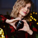 Marta Żmuda-Trzebiatowska Instagram - [współpraca reklamowa z Bugatti] Czy zastanawialiście się kiedyś jak pachnie kobieta pełna pasji, która kocha życie i zachłannie rzuca się na nie, aby nie przegapić ani jednego momentu, która umie sięgać po to o czym marzy? Może właśnie orientalno-kwiatowym zapachem Eleganza Intensa od Bugatti, który zachwycił mnie swoją wyrazistością. Świetny na wieczór, ale i amatorkom konkretnych zapachów, będzie pasował do codziennych stylizacji. Dla mnie, perfumy, to zawsze idealny prezent na Mikołajki. #Bugatti #Eleganza #BugattiFragrances