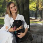Marta Żmuda-Trzebiatowska Instagram - Drodzy, pozując do tegorocznej edycji kalendarza Wielcy Małym @wielcy.malym poznałam te dwie urocze mordki, które szukają ciepłego kąta, pełnej michy i miłości. 🐕🐕‍🦺 Beżowy piesek to MIKA, drobniutka, szczuplutka suczka, która przeżywa właśnie prawdziwy koszmar. Wróciła do schroniska po blisko dwóch latach u boku ludzkiego przyjaciela. 💔 Pies to żywa istota, która cierpi, płacze, przeżywa. Pamiętajcie o tym ‼️ Mika to stosunkowo spokojna, stateczna suczka. W stosunku do ludzi jest przyjazna, kontaktowa. Ładnie spaceruje na smyczy. Lubi ruch i bardzo ceni sobie uwagę, jest zaszczepiona, zaczipowana i wysterylizowana – gotowa do adopcji. 🦮 Drugi piesek, czarny gentleman z kolejnej fotografii, to AMADEUSZ. To niewielki, krótkowłosy, a przy tym delikatny i niezwykle urodziwy psiak. Jest bardzo przyjazny i proludzki. Człowieka kocha całym sercem, jest w niego wpatrzony, ogromnie pragnie uwagi i zainteresowania. Świetnie radzi sobie na smyczy, jest energiczny, chętny do wspólnych zabaw i spacerów. Samotny, w betonowym boksie, bardzo cierpi, błaga o choć chwilę uwagi i zainteresowania... To psiak, który ma jeszcze szansę na lepsze życie, a może nawet na wymazanie wszystkich złych wspomnień. Potrzebni są tylko ludzie gotowi otworzyć swoje serca i podarować Amadeuszowi prawdziwy, kochający, odpowiedzialny dom do końca jego dni! 🐕‍🦺 Gdyby ktoś z was czuł, że ma przestrzeń na to, aby zaopiekować się, którymś z tych piesków , żeby ofiarować mu miłość i zapewnić spokojne, bezpieczne życie - zostawiam kontakt: Dagmara 600-344-365 Klaudia 793-990-900 Schronisko w Tomaszowie Mazowieckim Adoptuj zwierzęta odpowiedzialnie. Dziękuję ❤️ #mniejsibracia #adoptujodpowiedzialnie @wielcymalym @schronisko_tomaszow