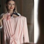 Marta Żmuda-Trzebiatowska Instagram - [współpraca reklamowa z @lorealparis] Na zaproszenie @lorealparis miałam okazję wirtualnie uczestniczyć w pokazie Le Defile prosto z paryskiego Fashion Week 💄🇫🇷. Marka L’Oreal Paris od lat łączy świat mody i urody celebrując kobiecość oraz siostrzeństwo, co podkreśliły na wybiegu ambasadorki brendu. ❤️ Moja definicja kobiecości jest esencją dojrzałości: zamień swoje słabości w siłę. Sama na co dzień lubię stawiać na autentyczność zarówno w życiowych jak i zawodowych wyborach. Te samą zasadę stosuję w modzie i w makijażu. Czasem, jak każda z nas, potrzebuję dodać sobie mocy, otuchy. Jednym z moich patentów jest zadbana, zdrowa skóra, piękne, lśniące włosy i make up - na ważne wyjścia. Odpowiednio dobrane, sprawdzone kosmetyki pomagają mi poczuć się wyjątkowo i pozwalają błyszczeć w ważnych dla mnie momentach! 🥰⭐️ #ledefileloreal #walkyourworth #lorealpfw #LorealParis #worthit #wspolpracaplatna