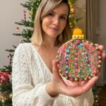 Marta Żmuda-Trzebiatowska Instagram - To już tradycja, jak co roku, i w tym - biorę udział w charytatywnej akcji piernikowej zorganizowanej przez Stowarzyszenie Magiczne Pierniki, które zrzesza przyjaciół fundacji “Dom w Łodzi” oraz fundacji „Niechciane Zapomniane SOS dla Zwierząt”. Moja bombka jutro trafi na licytację, a zwycięzca zdecyduje do której z tych dwóch fundacji trafi 100% wylicytowanej kwoty. Licytować można na FB Magicznych Pierników, w komentarzach. Niech dzieje się dobro 💫 @magiczne_pierniki #licytacjacharytatywna