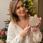 Marta Żmuda-Trzebiatowska Instagram - To już tradycja, jak co roku, i w tym - biorę udział w charytatywnej akcji piernikowej zorganizowanej przez Stowarzyszenie Magiczne Pierniki, które zrzesza przyjaciół fundacji “Dom w Łodzi” oraz fundacji „Niechciane Zapomniane SOS dla Zwierząt”. Moja bombka jutro trafi na licytację, a zwycięzca zdecyduje do której z tych dwóch fundacji trafi 100% wylicytowanej kwoty. Licytować można na FB Magicznych Pierników, w komentarzach. Niech dzieje się dobro 💫 @magiczne_pierniki #licytacjacharytatywna
