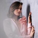 Marta Żmuda-Trzebiatowska Instagram – Kochane,
nie pozwólcie by ktoś odebrał wam wasze marzenia, sięgajcie po nie; nie dajcie by ktoś tłumił wasz głos, róbcie wszystko w zgodzie z sobą i walczcie o to w co wierzycie; bądźcie szczęśliwe i wspierajcie się.
🌹

fot. @eliza_stegienka 

P.S. Dziś, w dzień naszego święta, jakiś pan na ulicy poczęstował mnie niewybredną wiązanką, zaczął obrażać, akurat trafił na dzień, w którym byłam słaba i bezbronna, bo drugi dzień walczę z migreną, nie miałam sił z nim walczyć, dałam mu miejsce na „wyrażenie siebie”. Smutne, że spotkało mnie to właśnie dziś. Chcę jednak wierzyć, że ten człowiek będzie miał dziś (i każdego dnia) więcej serdeczności i empatii dla swoich kobiet: mamy, może żony, może córki… 
Niech Was dziś spotka coś miłego ❤️