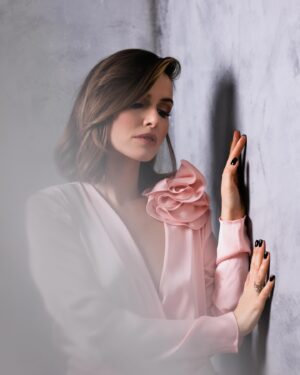 Marta Żmuda-Trzebiatowska Instagram - Kochane,
nie pozwólcie by ktoś odebrał wam wasze marzenia, sięgajcie po nie; nie dajcie by ktoś tłumił wasz głos, róbcie wszystko w zgodzie z sobą i walczcie o to w co wierzycie; bądźcie szczęśliwe i wspierajcie się.
🌹

fot. @eliza_stegienka 

P.S. Dziś, w dzień naszego święta, jakiś pan na ulicy poczęstował mnie niewybredną wiązanką, zaczął obrażać, akurat trafił na dzień, w którym byłam słaba i bezbronna, bo drugi dzień walczę z migreną, nie miałam sił z nim walczyć, dałam mu miejsce na „wyrażenie siebie”. Smutne, że spotkało mnie to właśnie dziś. Chcę jednak wierzyć, że ten człowiek będzie miał dziś (i każdego dnia) więcej serdeczności i empatii dla swoich kobiet: mamy, może żony, może córki… 
Niech Was dziś spotka coś miłego ❤️
