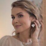 Marta Żmuda-Trzebiatowska Instagram - [współpraca reklamowa z @vezzi.pl] Czy wiecie, że cały rok podgląda nas Elf Obserwator, który sprawdza czy w tym roku zasługujemy na prezent 🎁 pod świątecznym drzewkiem? W fabryce prezentów świętego Mikołaja duże zamieszanie, bo Elfy dowiedziały się o polskiej marce Vezzi, która ma w swojej ofercie piękną biżuterię. Jest tyle wzorów, że pomocnicy świętego Mikołaja są uradowani, bo mają pewność, że dla każdego uda się wybrać coś odpowiedniego. Ceny też są bardzo korzystne, a z mojego IG dowiedziały się jeszcze o atrakcyjnych rabatach. Magia świąt Bożego Narodzenia udziela się mi już od ostatnich dni listopada. Nigdy nie czekam z prezentami na ostatnią chwilę. Też tak macie? W tym roku jestem już gotowa z pomysłami na prezenty dla najbliższych, podsuwam Wam kolejny mój wybór. A z kodem VEZZIUMARTY dostaniecie dodatkowe 10% na produkty w koszyku do 31.12. ✨