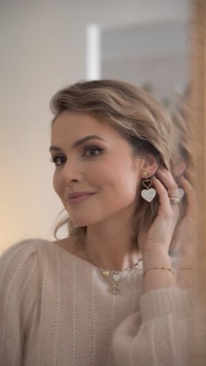 Marta Żmuda-Trzebiatowska Instagram - [współpraca reklamowa z @vezzi.pl]
Czy wiecie, że cały rok podgląda nas Elf Obserwator, który sprawdza czy w tym roku zasługujemy na prezent 🎁 pod świątecznym drzewkiem?
W fabryce prezentów świętego Mikołaja duże zamieszanie, bo Elfy dowiedziały się o polskiej marce Vezzi, która ma w swojej ofercie piękną biżuterię. Jest tyle wzorów, że pomocnicy świętego Mikołaja są uradowani, bo mają pewność, że dla każdego uda się wybrać coś odpowiedniego. Ceny też są bardzo korzystne, a z mojego IG dowiedziały się jeszcze o atrakcyjnych rabatach.
Magia świąt Bożego Narodzenia udziela się mi już od ostatnich dni listopada. Nigdy nie czekam z prezentami na ostatnią chwilę. Też tak macie? W tym roku jestem już gotowa z pomysłami na prezenty dla najbliższych, podsuwam Wam kolejny mój wybór. A z kodem VEZZIUMARTY dostaniecie dodatkowe 10% na produkty w koszyku do 31.12. ✨
