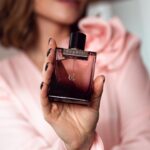 Marta Żmuda-Trzebiatowska Instagram - [współpraca reklamowa z Bugatti] Dojrzałość to taki stan, w którym jesteś z sobą pogodzona: życzliwiej patrzysz na swoje wady, przymykasz oko na to co niedoskonałe, z poczuciem humoru i czułością mówisz o porażkach, potknięciach i błędach, a każda nowa zmarszczka jest historią, którą odciska ci na twarzy życie. Nie jest powodem do niepokoju, raczej dyskretnie przypomina o upływającym czasie i o tym ile w życiu udało ci się zrobić, doświadczyć, osiągnąć … Mój życiowy bilans jest raczej na plus, więcej w nim momentów i chwil wartych zapamiętania. Czy wasze wspomnienia też pachną? Moje szczęśliwe chwile to zapach konwalii, brzoskwini, truskawki, mandarynki… Lubię wracać do tych woni, znalazłam je zamknięte w eleganckim flakoniku od Bugatti. #bugatti #belladonna #bugattifragrances #rossmannpl
