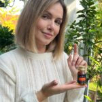 Marta Żmuda-Trzebiatowska Instagram - [współpraca reklamowa z @doz.pl] Tej jesieni postanowiłam skupić się na sobie: wsłuchać we własne potrzeby i zadbać o swoje zdrowie. Jestem już po serii ważnych badań profilaktycznych: cytologia, usg piersi, morfologia, badanie znamion po lecie, do czego i Was gorąco zachęcam. Odkryłam też dwie nowe pasje: zaczęłam ćwiczyć pilates i aerial jogę. Postanowiłam kłaść się wcześniej spać, bo zdrowy sen jest podstawą dobrego samopoczucia i pić więcej wody. Rano, moim rytuałem jest wypicie 1 buteleczki kolagenu SALVITIS 12 000 mg. Już widzę pierwsze efekty tej codziennej rutyny: jędrna skóra, mocne paznokcie, lśniące włosy. 🌸🩷 Czasami jedna mała zmiana jest w stanie zdziałać tak wiele dobrego dla nas samych… To płynne złoto znajdzie na @doz.pl. A z kodem SALVITIS07 do 31.10. dostaniecie 20% rabatu z darmową dostawą do domu na ten produkt. Kod rabatowy nie działa na ZESTAW SALVITIS COLLAGEN. [Suplement diety jest środkiem spożywczym, którego celem jest uzupełnienie normalnej diety. Suplement diety nie ma właściwości leczniczych i nie może stanowić substytutu zróżnicowanej diety.] #suplementdiety #Savitis #kolagen #dozpl #materiałsponsorowany