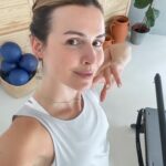 Marta Żmuda-Trzebiatowska Instagram – W październiku zeszłego roku postanowiłam uważniej przyjrzeć się swoim wynikom badań. Były ok, ale jednak nie satysfakcjonowały mnie do końca, a ponieważ moja odporność też pozostawiała wiele do życzenia, więc postanowiłam „podrążyć” temat. Moja intuicja mnie nie zawiodła. Mówią, że jak szukasz to zawsze coś znajdziesz 😉, ale jednak … dobrze nie odkładać zdrowia na potem, kiedy problemy zdrowotne się rozkręcą i poważnie uprzykrzą nam życie. 
Ja powoli dochodzę do siebie, a pomaga mi w tym sport. Od pół roku: aerialjoga, pilates, a od niedawna tenis. Zaraz rower i konie. Nie umiem żyć bez sportu, tak zostałam wychowana. Uważam, że ruch nie tylko kształtuje sylwetkę, poprawia kondycję, ale przede wszystkim hartuje charakter, pomaga widzieć zawsze jasną stronę życia.

#nomakeupselfie #natural