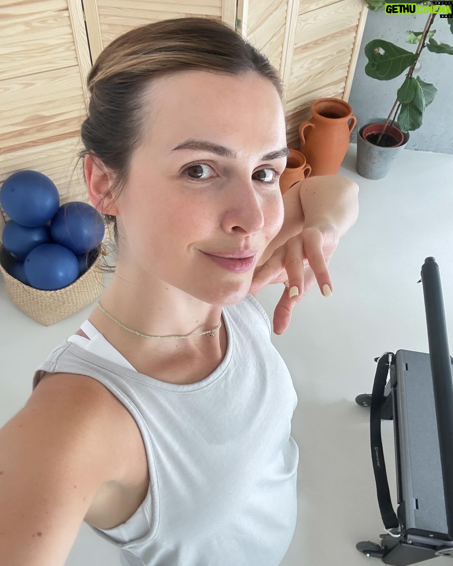 Marta Żmuda-Trzebiatowska Instagram - W październiku zeszłego roku postanowiłam uważniej przyjrzeć się swoim wynikom badań. Były ok, ale jednak nie satysfakcjonowały mnie do końca, a ponieważ moja odporność też pozostawiała wiele do życzenia, więc postanowiłam „podrążyć” temat. Moja intuicja mnie nie zawiodła. Mówią, że jak szukasz to zawsze coś znajdziesz 😉, ale jednak … dobrze nie odkładać zdrowia na potem, kiedy problemy zdrowotne się rozkręcą i poważnie uprzykrzą nam życie. Ja powoli dochodzę do siebie, a pomaga mi w tym sport. Od pół roku: aerialjoga, pilates, a od niedawna tenis. Zaraz rower i konie. Nie umiem żyć bez sportu, tak zostałam wychowana. Uważam, że ruch nie tylko kształtuje sylwetkę, poprawia kondycję, ale przede wszystkim hartuje charakter, pomaga widzieć zawsze jasną stronę życia. #nomakeupselfie #natural