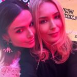 Marta Żmuda-Trzebiatowska Instagram - Wczorajszy wieczór spędziłam w miłym towarzystwie, na premierze, w teatrze. To cudownie spotykać po latach ludzi ze studiów i czuć się jak wtedy gdy mieliśmy 20lat! @_marta_dabrowska dziękuję ci za wczorajsze towarzystwo 💋 P.S. A ja miałam szczęście, bo studiowałam z ludźmi, z którymi można konie kraść! 🤪 Tyle osobowości i talentów. Razem stanowiliśmy mieszankę wybuchową. 💥