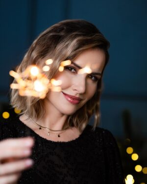 Marta Żmuda-Trzebiatowska Instagram - Niech wszystko to co złe zostanie za nami, niech 2024 będzie łaskawy. Bądźcie szczęśliwi, uważni na siebie i innych, kochajcie się! Szczęśliwego Nowego Roku! ✨🍾🥂🎇

fot. @eliza_stegienka