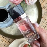 Marta Żmuda-Trzebiatowska Instagram – [Współpraca reklamowa z Bugatti]
Czym jest dla mnie „la dolce vita”? To delektowanie się życiem – każdym jego smakiem, zapachem, widokiem, dźwiękiem. Eleganza od Bugatti zabiera mnie wspomnieniami do wakacji pełnych słońca, szczęśliwych chwil i beztroski. Truskawka w nucie głowy przypomina mi o tych dobrych momentach, w których szczęście jest na wyciągnięcie ręki. Zapach jest delikatny, owocowo-kwiatowy, zachwycający… Otulona Eleganzą od Bugatti rozpieszczam siebie, bo dbanie o siebie to podstawa dobrego samopoczucia, o które czasami ciężko, gdy za oknem szaro-buro… 🌸

#Bugatti #Eleganza #BugattiFragrances