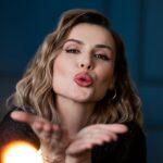 Marta Żmuda-Trzebiatowska Instagram - Niech wszystko to co złe zostanie za nami, niech 2024 będzie łaskawy. Bądźcie szczęśliwi, uważni na siebie i innych, kochajcie się! Szczęśliwego Nowego Roku! ✨🍾🥂🎇 fot. @eliza_stegienka