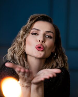 Marta Żmuda-Trzebiatowska Instagram - Niech wszystko to co złe zostanie za nami, niech 2024 będzie łaskawy. Bądźcie szczęśliwi, uważni na siebie i innych, kochajcie się! Szczęśliwego Nowego Roku! ✨🍾🥂🎇

fot. @eliza_stegienka