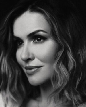 Marta Żmuda-Trzebiatowska Instagram - „Smuteczki przelotne jak wróble 
Smuteczki białe i szare 
Czasem was płoszy byle szczęście
A czasem jeden uśmiech oddala 

Wtedy pierzchacie po kątach
Czekacie w ciemnych szufladach 
By znów się zjawić w takiej chwili 
Gdy deszcz albo zmierzch zapada”

✨💫 

Autor tekstu - Magdalena Czapińska

Zdjęcie zrobione aparatem analogowym autorstwa @eliza_stegienka