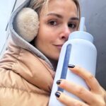 Marta Żmuda-Trzebiatowska Instagram – Nie wierzyłam dopóki sama nie sprawdziłam!
Całe życie miałam ogromny problem z PICIEM WODY, a już jesienią i zimą to był dramat. Kawa ✅, herbata ✅, ale ta woda… latem to jeszcze, ale żeby 2-3 litry… to był wysiłek. Próbowałam wszystkiego, serio, i w końcu ktoś mi powiedział – spróbuj przez rurkę. I wiecie co – nie wiem kiedy to się stało wczoraj 3l dziś już prawie 2l. WOW! To działa! Pijecie wodę 💦
P.S. To nie jest reklama, no chyba że picia wody, bo to ważne 🩵
