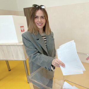 Marta Żmuda-Trzebiatowska Instagram - Zagłosowane, więc możemy spokojnie kontynuować naszą teatralną trasę. „Prawda” dziś zawita do Białegostoku, a jutro do mojego ukochanego Gdańska. 
☀️
Pogoda dziś bajeczna, więc polecam Wam spacer i przy okazji zachęcam do skorzystania z waszego prawa i oddania głosu na ludzi, którzy będą Was reprezentować w samorządzie. 
✌🏻

#wyborysamorządowe2024 🇵🇱