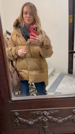 Marta Żmuda-Trzebiatowska Instagram - Kobieta jak choinka… zmienną jest 🎄🤣 
Jak to było … choinka ✔️ pierniczki ✔️ prezenty ✔️ paznokcie i nowa fryzura ✔️ To teraz barszcz i śledzie… 
Pozdrawiam wszystkie zapracowane kobietki, które, z lekkimi wyrzutami sumienia, ale jednak znajdują chwile też dla siebie.

P.S. 
@piotr.hull dziękuję, że to rozumiesz i zawsze spełniasz oczekiwania, nawet jeśli nie zawsze się z nimi zgadzasz 🤣