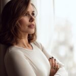 Marta Żmuda-Trzebiatowska Instagram - Kochani widzowie serialu „Na dobre i na złe” kilka słów ode mnie… Po prawie 6 latach rozstaję się z bohaterką, którą uwielbiałam grać, która mnie rozśmieszała, wzruszała, z którą - jak z przyjaciółką - lubiłam się spotykać i przeżyłam wiele. Wiem, że i wy darzyliście ją sympatią. Dawaliście mi tego wyraz podczas naszych spotkań, w komentarzach pod postami czy tworząc specjalne strony poświęcone naszemu serialowi i Hani Sikorce. Dziękuję Wam za to z całego serca: za każde miłe słowo, za każdą dobrą myśl, za każdy gest. 🫶🏻 W pracy aktora przychodzi jednak taki moment, w którym „trzeba wyczuć, kiedy w szatni płaszcz pozostał przedostatni” jak śpiewał mistrz Młynarski… i tak w zgodzie z sobą: tym co podpowiada mi intuicja i serce, podjęłam decyzję, że pozwalam Sikoreczce frunąć - tam gdzie będzie szczęśliwa. ❤ A sama liczę, że dostarczę wam jeszcze wielu emocji, w innych już rolach. Dziękuję moim kochanym przyjaciołom z Leśnej Góry, tym których znacie z ekranu, jak i tym których nie widzicie, a którzy od lat tworzą dla was ten serial - dziękuję za tę cudowną przygodę, z wami zawsze czułam się jak u siebie w domu, dziękuję że mogłam być częścią tej opowieści. Wasza M.