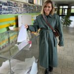 Marta Żmuda-Trzebiatowska Instagram - Święto demokracji 🤍 Jestem wzruszona, bo głosowałam w szkole podstawowej do której chodziłam, w rodzinnych stronach ❤️ Jestem szczęśliwa, że oddałam już swój głos. Teraz wasza kolej! 🇵🇱 #wybory2023