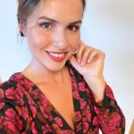 Marta Żmuda-Trzebiatowska Instagram – Jak miło jest wrócić na scenę po krótkiej urlopowej przerwie
☀️🌴🌸🧘🏻‍♀️🍉➡️🎭🎬🎥🎤🎧

Do zobaczenia w teatrze!

#lovemyjob