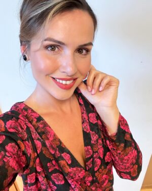 Marta Żmuda-Trzebiatowska Instagram - Jak miło jest wrócić na scenę po krótkiej urlopowej przerwie
☀️🌴🌸🧘🏻‍♀️🍉➡️🎭🎬🎥🎤🎧

Do zobaczenia w teatrze!

#lovemyjob