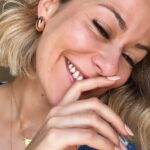Marta Melro Instagram - Vamos falar de um tratamento Anti-manchas que realmente resulta? Não me vou alongar, vê o vídeo e vê o antes e depois 😱. Assumo que até eu fiquei pasmada quando fui recuperar o vídeo que fiz da minha pele de há uns meses atrás. Quando olhamos diariamente para a nossa cara não notamos de forma tão ÓBVIA a diferença 😅. A gama Anti-manchas Luminous 630 da @nivea não só reduz as manchas causadas pela exposição solar, envelhecimento, desequilíbrios hormonais (como gravidez e menopausa) como impede que reapareçam. Conseguimos ver resultados logo nas primeiras semanas sobretudo na textura da pele. Agora não há preguiça que me faça falhar a rotina diária de cuidado da minha pele porque definitivamente não quero voltar ao “antes”! 😌 #NIVEA #NIVEAPortugal #Luminous630 #niveaantimanchas #ad