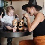 Marta Melro Instagram - O Halloween pode até não ser uma tradição nossa, mas estas abóboras são bemmmm nossas e além disso todas as desculpas são boas para fazer coisas com a minha abobrinha. Na verdade é a primeira vez que entro na brincadeira do Halloween 👻. E quem disse que não se brinca com comida? Pode brincar-se sim, desde que não se desperdice. Estas abóboras vão transformar-se em bolachas mas só mais logo quando a Aurora já tiver a dormir 😜 @lovebutternutpt #lovebutternut #halloweencombutternut #abóboraterrorifica