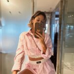 Marta Melro Instagram - E pensar que já tive imensos complexos de andar de saia e calções por causa das minhas perninhas escanzeladas. Um simples comentário na adolescência deixou-me insegura durante anos. Que parvoíce 🤦🏼‍♀️ Amo as minhas perninhas de alicate cheias de nódoas negras e cicatrizes de quem cresceu a ser uma Maria rapaz 😌 😄 Escanzelada, roliça, nada de deixares de usar o que te apetece ! 💃💃💃