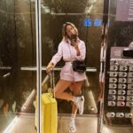 Marta Melro Instagram - E pensar que já tive imensos complexos de andar de saia e calções por causa das minhas perninhas escanzeladas. Um simples comentário na adolescência deixou-me insegura durante anos. Que parvoíce 🤦🏼‍♀️ Amo as minhas perninhas de alicate cheias de nódoas negras e cicatrizes de quem cresceu a ser uma Maria rapaz 😌 😄 Escanzelada, roliça, nada de deixares de usar o que te apetece ! 💃💃💃