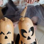Marta Melro Instagram - O Halloween pode até não ser uma tradição nossa, mas estas abóboras são bemmmm nossas e além disso todas as desculpas são boas para fazer coisas com a minha abobrinha. Na verdade é a primeira vez que entro na brincadeira do Halloween 👻. E quem disse que não se brinca com comida? Pode brincar-se sim, desde que não se desperdice. Estas abóboras vão transformar-se em bolachas mas só mais logo quando a Aurora já tiver a dormir 😜 @lovebutternutpt #lovebutternut #halloweencombutternut #abóboraterrorifica